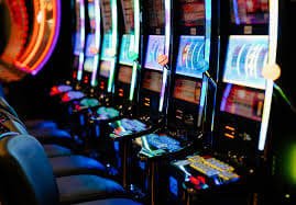 Ilustrasi hiburan taruhan olahraga dan casino modern di perangkat mobile